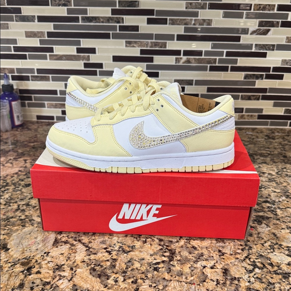 Nike women’s size 7 Cream and White Sneakers